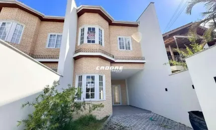 Sobrado novo com ótimo padrão de acabamento localizado no bairro água verde! | cadore imóveis