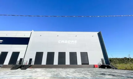 Galpão com aproximadamente 1.291,08m² para locação em Navegantes I Cadore Imóveis
