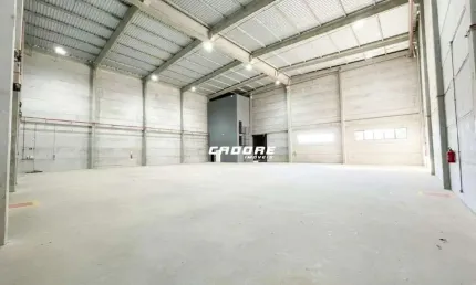 Galpão com aproximadamente 895,38m² para locação em navegantes i cadore imóveis