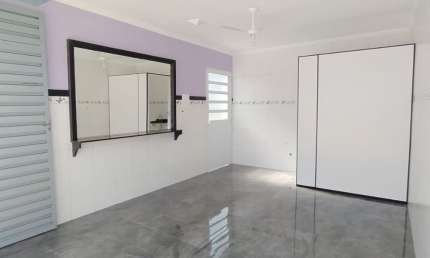 Aluga salão comercial no Miguel Badra em Suzano, prox. a Avenida, todo no porcelanato