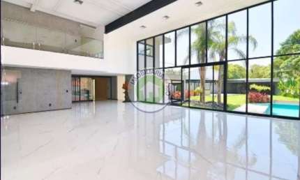 Luxuosa mansão de 5 quartos e 5 suítes na Barra da Tijuca, Rio de Janeiro - RJ: 8 salas, 6 banheiros, 5 vagas, 1.288m²!