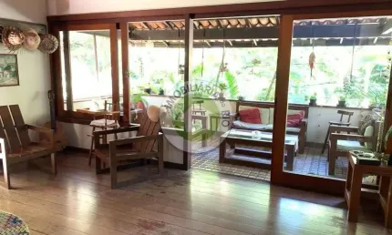 Triplex no Itanhangá: Casa de 6 quartos com área verde, edícula e salas arejadas em Rio de Janeiro-RJ