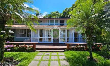 LINDA CASA NO CONDOMINIO ANGRA AZUL, TOTALMENTE REFORMADA E DECORADA.