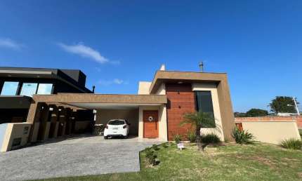 Linda casa terrea com 3 quartos, escritura publica em condominio fechado de alto padrão.