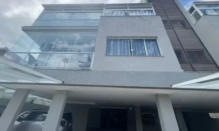 Lindo apartamento no centro dos ingleses, com elevador.