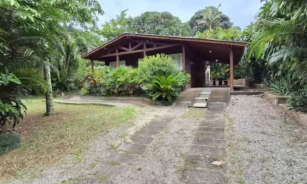 Lindo sitio , chacará ou hostel, localizado no bairro do muquem no norte da ilha.