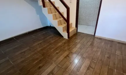 Sobrado com 1quarto, localizado a 1,7 km da praia dos ingleses.