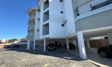Apartamento a 900 metros da praia dos ingleses, com elevador.