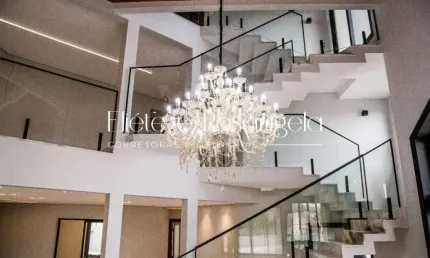 Sobrado em condomínio com 700m² de área construída para venda.
