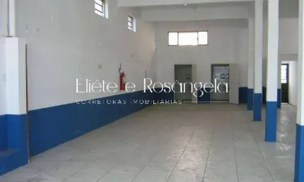 Prédio comercial para locação na região central com 224m².