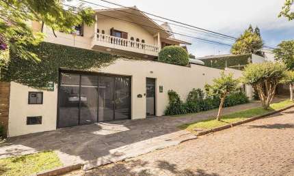 Casa para venda  no Bairro Três Figueiras em Porto Alegre