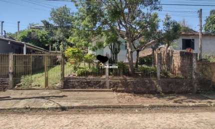 Terreno com uma casa de madeira no Jardim Fiuza em Viamão