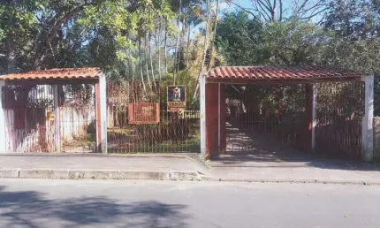 Casa à venda em Viamão, bairro Esmeralda, com terreno grande.