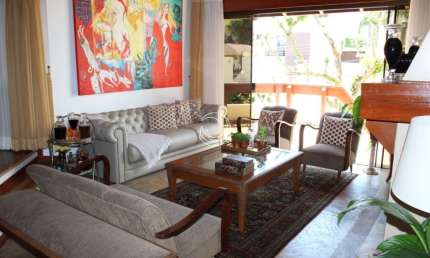 LINDA CASA DE 3 DORMITÓRIOS NO CENTRO DE FLORIANÓPOLIS