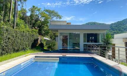 LINDISSÍMA CASA RESIDENCIAL DE 4 DORMITÓRIOS NO ITACORUBI