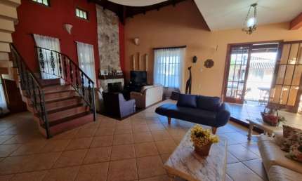 LINDA CASA RESIDENCIAL DE 4 DORMITÓRIOS NA LAGOA DA CONCEIÇÃO
