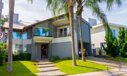 LINDA CASA RESIDENCIAL DE 4 DORMITÓRIOS NO CÓRREGO GRANDE