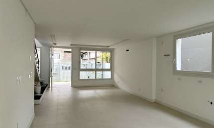 LINDA CASA RESIDENCIAL DE 3 DORMITÓRIOS NO CÓRREGO GRANDE