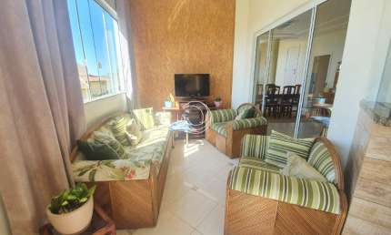 LINDA CASA RESIDENCIAL DE 4 DORMITÓRIOS NO CENTRO DE FLORIANÓPOLIS