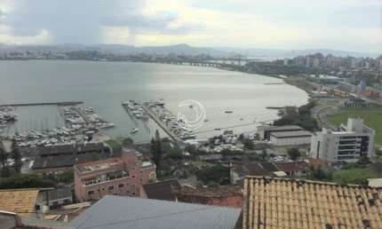 LINDA CASA RESIDENCIAL DE 4 DORMITÓRIOS NO CENTRO DE FLORIANÓPOLIS