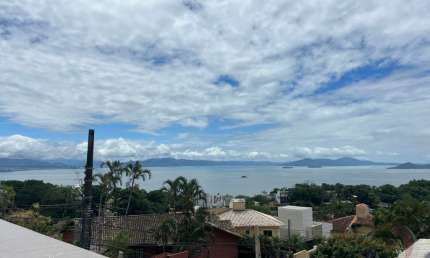LINDA CASA RESIDENCIAL DE 4 DORMITÓRIOS NO CENTRO DE FLORIANÓPOLIS
