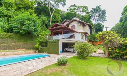 LINDA CASA RESIDENCIAL DE 4 DORMITÓRIOS NO CENTRO DE FLORIANÓPOLIS