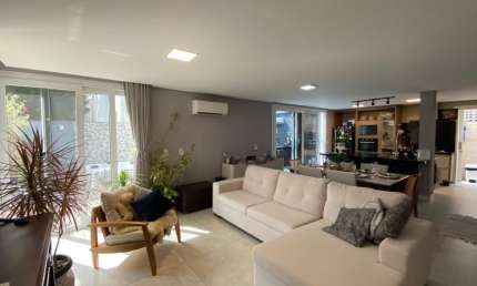 LINDA CASA RESIDENCIAL DE 4 DORMITÓRIOS  NA AGRONÔMICA
