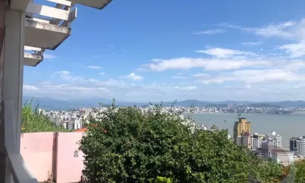 Linda casa residencial de 6 dormitórios no centro de florianópolis