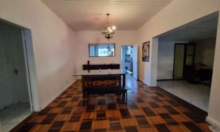 LINDA CASA RESIDENCIAL DE 4 DORMITÓRIOS NO CENTRO DE FLORIANÓPOLIS