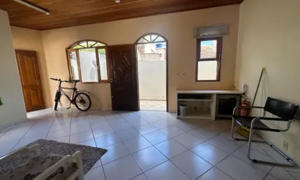 EXCELENTE CASA RESIDENCIAL DE 4 DORMITÓRIOS NO CENTRO DE FLORIANÓPOLIS