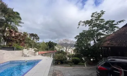 Linda casa residencial de 4 dormitórios no itacorubi