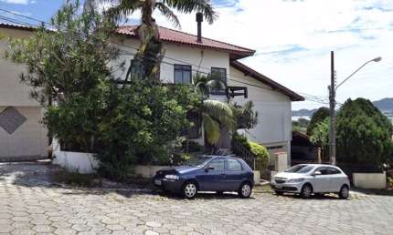 LINDA CASA RESIDENCIAL DE 6 DORMITÓRIOS NA TRINDADE
