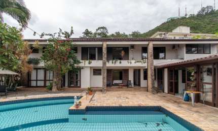 ÓTIMA CASA RESIDENCIAL DE 5 DORMITÓRIOS NA TRINDADE