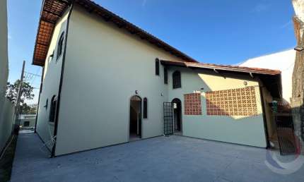 ÓTIMA CASA RESIDENCIAL DE 5 DORMITÓRIOS NO PANTANAL