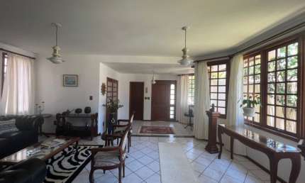 ÓTIMA CASA RESIDENCIAL DE 4 DORMITÓRIOS NO CÓRREGO GRANDE