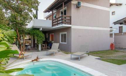 LINDA CASA RESIDENCIAL DE 5 DORMITÓRIOS NO SAMBAQUI