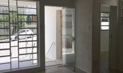 ÓTIMA CASA RSIDENCIAL DE 3 DORMITÓRIOS NO CENTRO DE FLORIANÓPOLIS