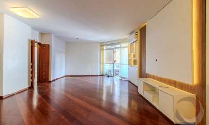 LINDO APARTAMENTO DE 3 DORMITÓRIOS NO CENTRO DE FLORIANÓPOLIS