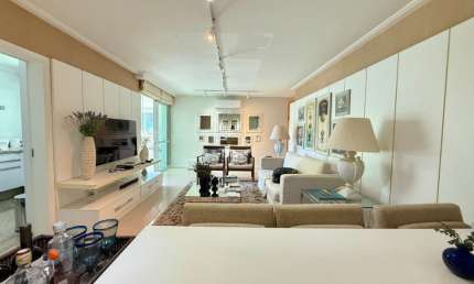 LINDO APARTAMENTO DE 2 SUÍTES NO CENTRO DE FLORIANÓPOLIS