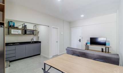 LINDO APARTAMENTO DE 1 DORMITÓRIO NO CENTRO DE FLORIANÓPOLIS