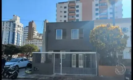 ÓTIMA CASSA DE 4 DORMITÓRIOS NO CENTRO DE FLORIANÓPOLIS