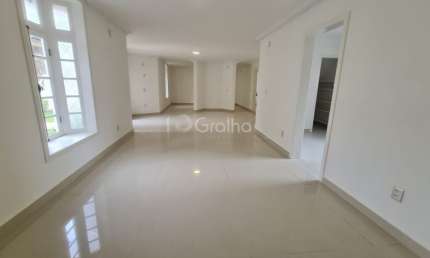 LINDA CASA RESIDENCIAL DE 4 DORMITÓRIOS NO CENTRO DE FLORIANÓPOLIS