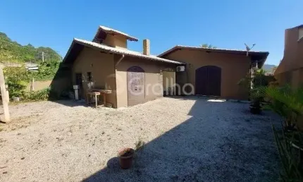 Casa residencial térrea de 4 dormitórios no itacorubi