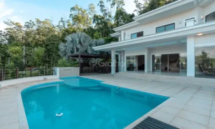 Casa de 477m² com 7 quartos sendo 4 suítes na carvoeira