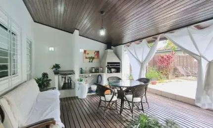 Linda casa com 4 quartos sendo 1 suíte no bairro córrego grande