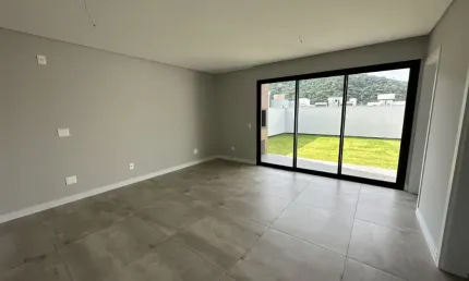 Maravilhosa casa residencial de 3 dormitórios no bairro rio tavares