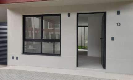 Casa Sobrado, 3 dormitórios ( 1 suíte), 2 vagas, Bosque Urbanova, Sjc.