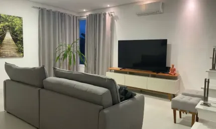 Casa Sobrado 3 Dormitórios ( 1 Suíte), 2 vagas, Condomínio Mantiqueira, Sjc.