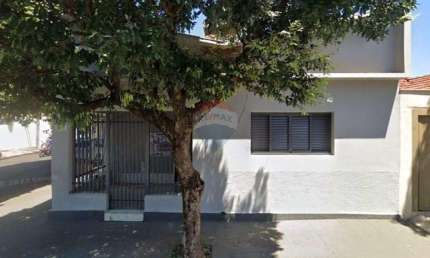 Casa com 3 quartos para alugar no Icaray, Araçatuba 