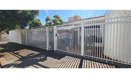 **Oportunidade Única: Casa Comercial em Araçatuba**